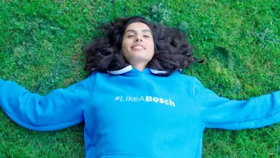 Woman with shirt with slogan "LikeABosch"